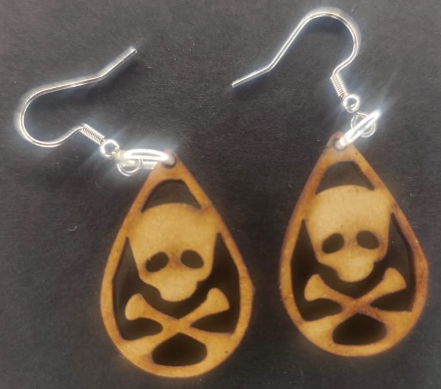 Aretes calavera con huesos MDF 3 mm natural